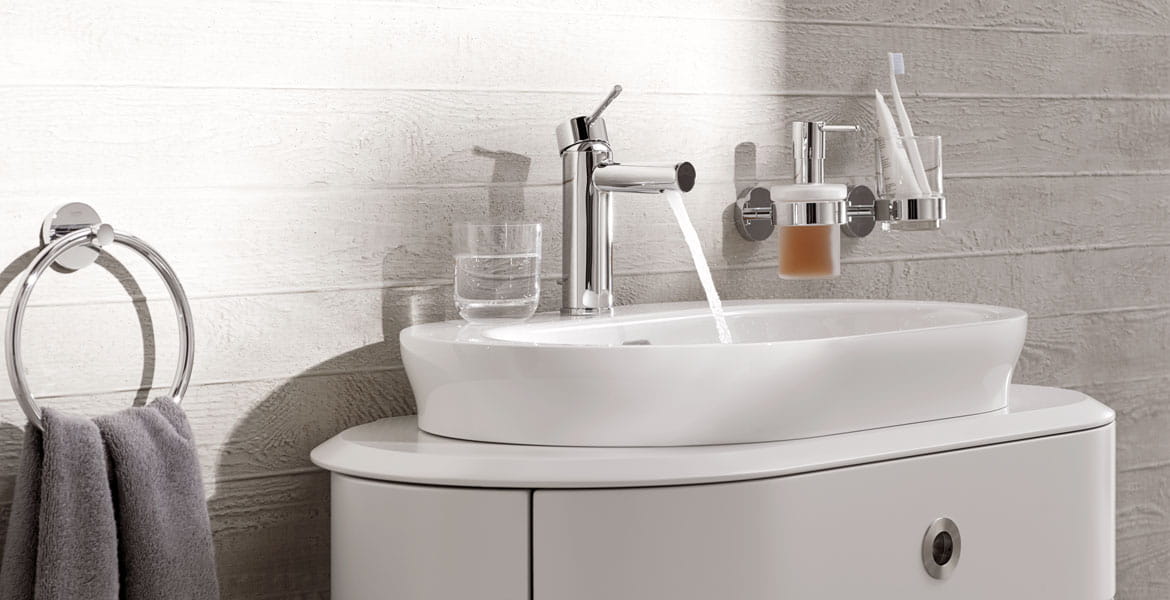 Смеситель grohe essence new. Grohe Essence. Grohe Essence для кухни золото.