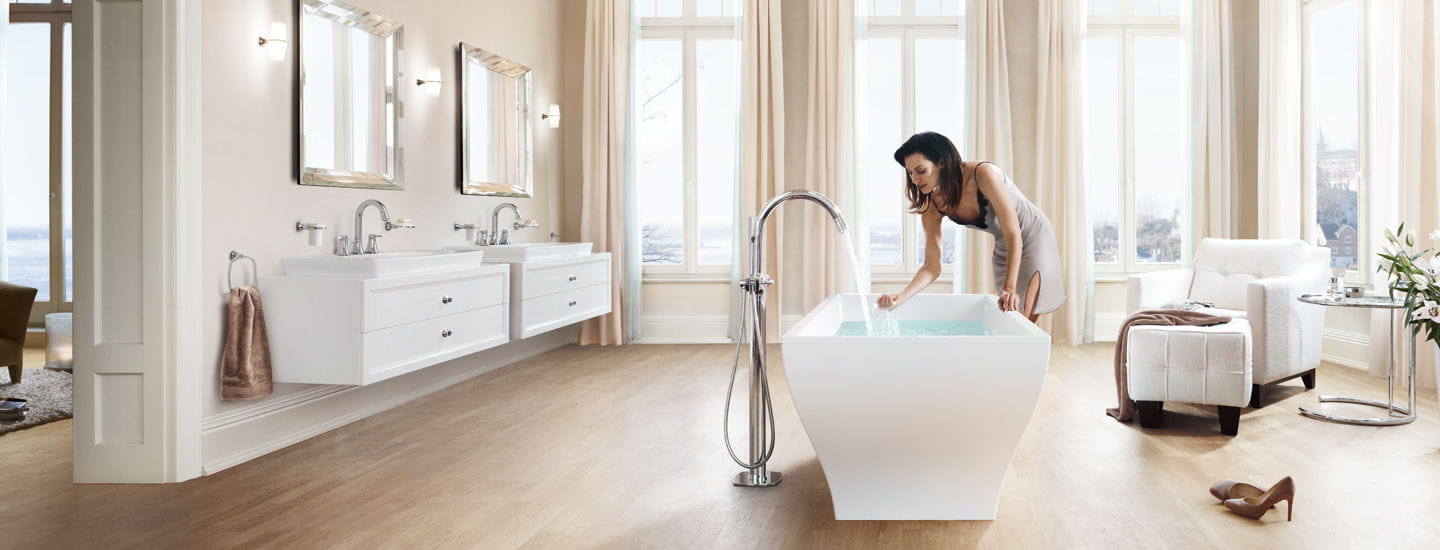 women filling a tub using the Grandera standing faucet.