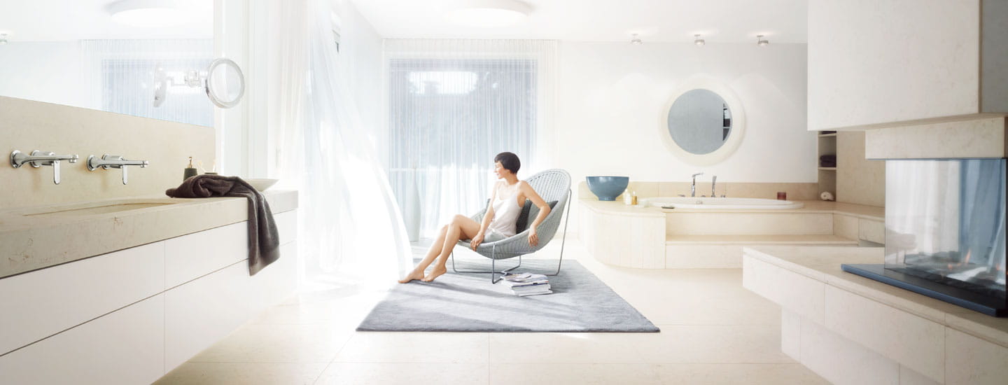 GROHE Beauty Shot Woman sitting in chair
