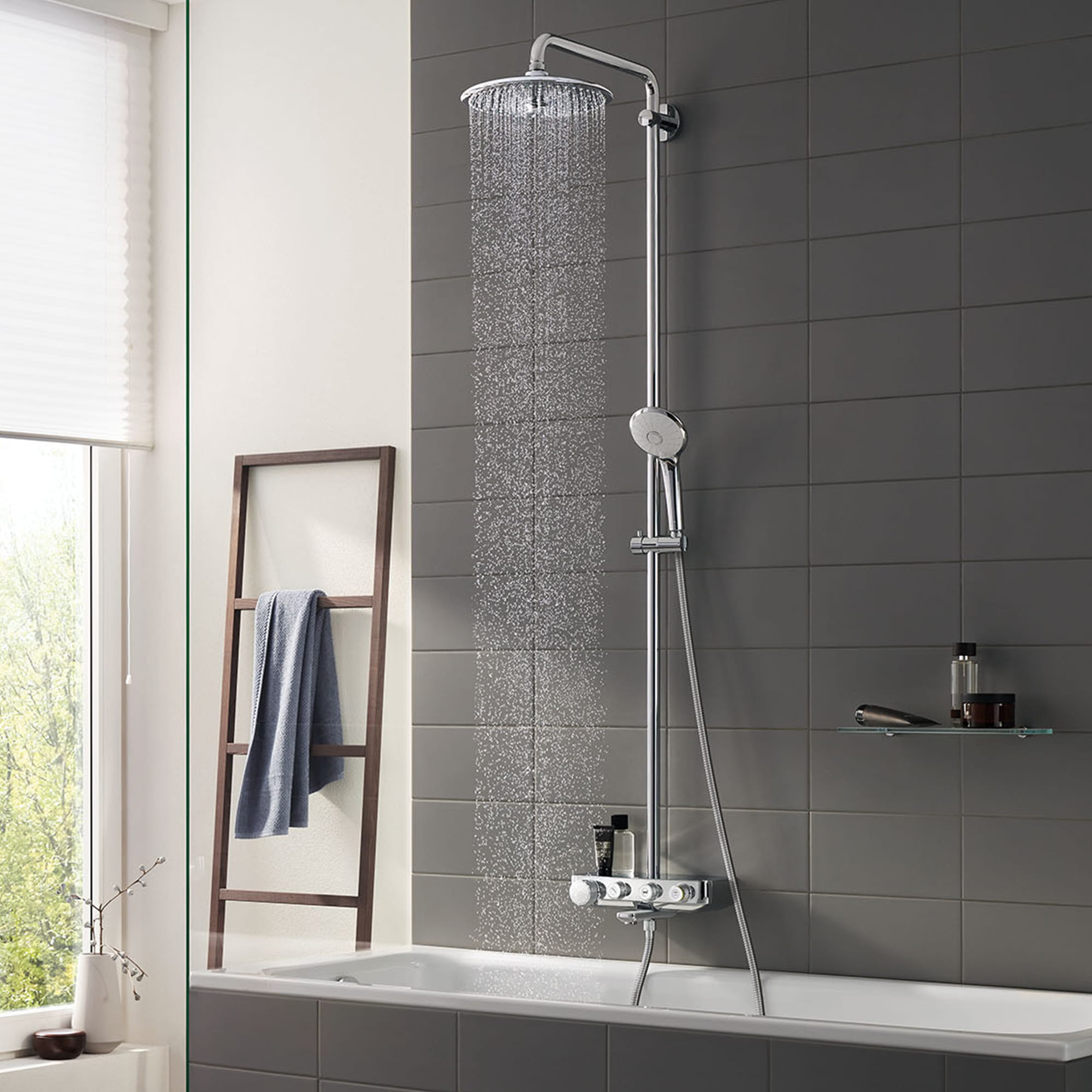 Euphoria SmartControl shower spraying water in tub
