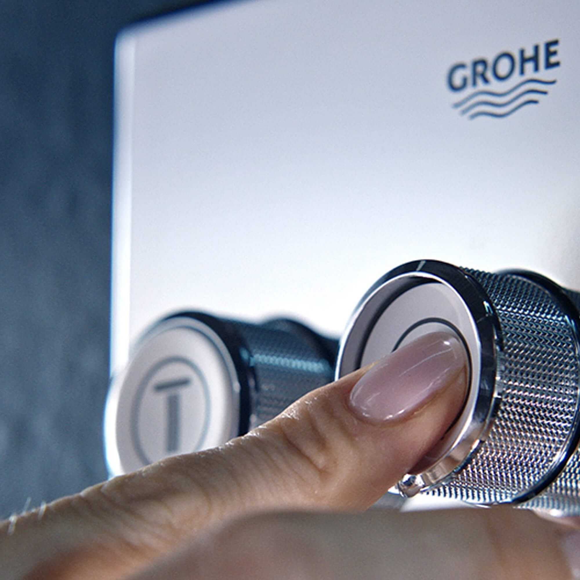 person pushing knob for GROHE Smart Control