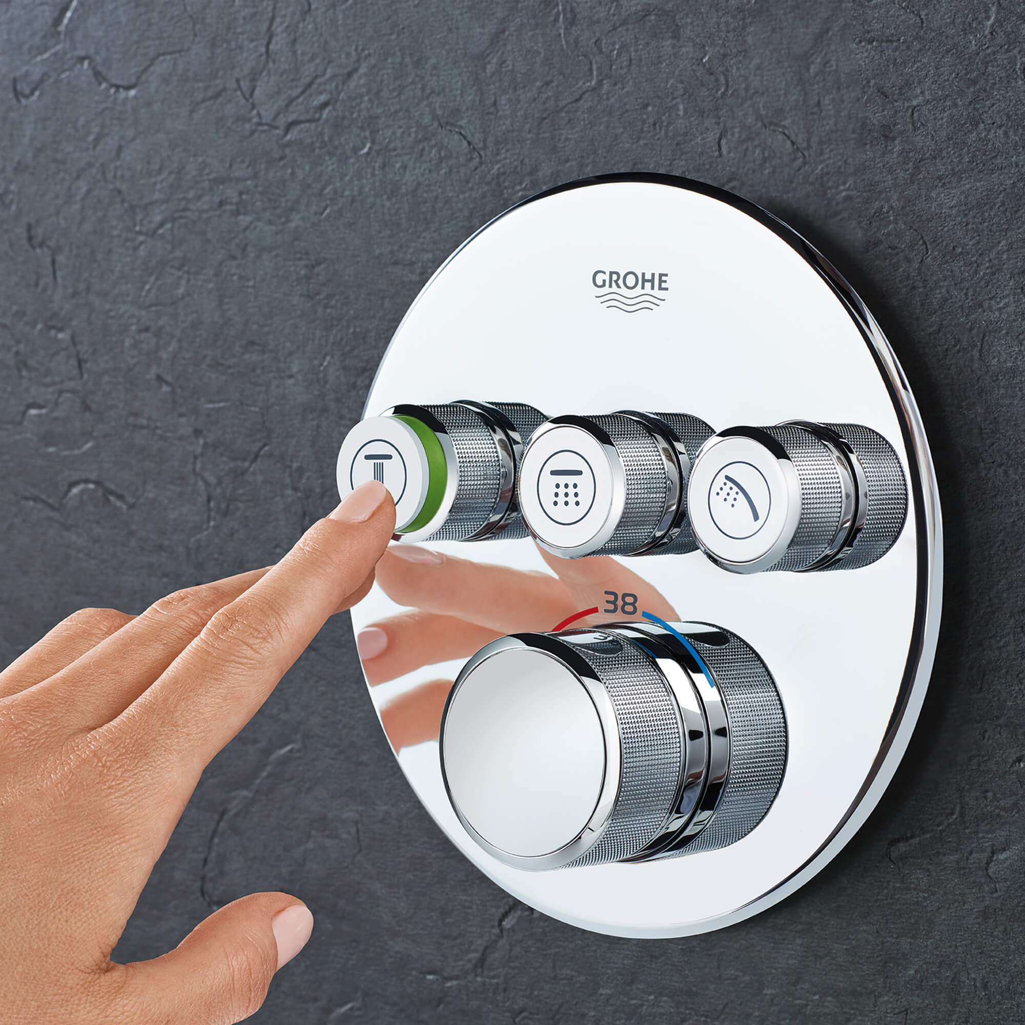 person pushing knob for GROHE Smart Control