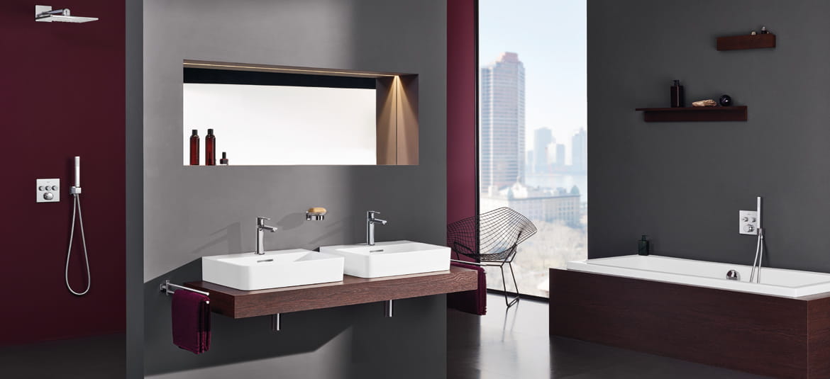 GROHE full bathroom with burgundy theme